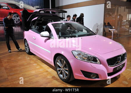 ---- Besucher Blick an einem Volvo C70 während der 13. Internationalen Automobil- Ausstellung in Hangzhou, China Zhejiang provinz, 7 Novemb Stockfoto