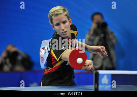 Kristin Silbereisen Deutschland liefert einen Schuß zu Ai Fukuhara Japans in ihrer Frauen singles Match während der ITTF World Team Classic 2013 in Guangzh Stockfoto