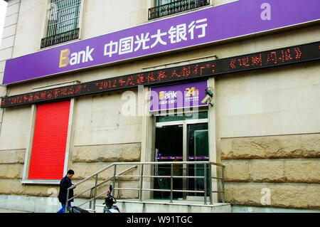 --FILE - ein chinesischer Kunde geht auf eine Niederlassung in China Everbright Bank in Shanghai, China, 2. Februar 2013. China Everbright Bank Co Ltd, sagte. Stockfoto