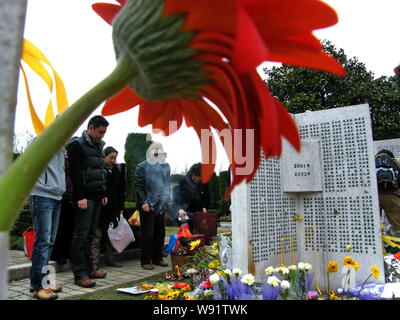 ---- Leute besuchen die Gräber der Körperspender während Qingming Festival, oder Grab fegen Tag, auf einem Friedhof der Fu Shou Yuan Gruppe in Shanghai, China, Stockfoto