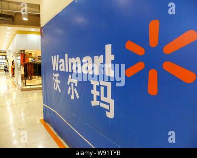 ---- Blick auf eine Beschilderung von Wal-Mart in einem Einkaufszentrum in Chongqing, China, 17. November 2012. Einzelhandelskette Wal-Mart wird ein Geschäft in der Nähe Shangh Stockfoto