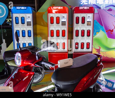 Taichung, Taiwan - 4. August 2019: derbi IoneX batterie-elektrischen scooter Display mit Batterien und Ladestationen mit Strom versorgt. Alternative Energie conce Stockfoto