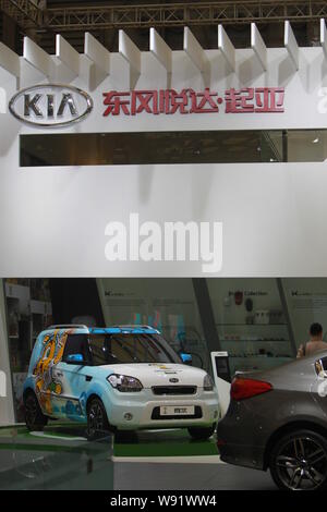 ---- Leute besuchen Sie den Stand von Kia im 15. Shanghai Internationalen Automobil- Ausstellung, bekannt als Auto Shanghai 2013, in Shanghai. Stockfoto