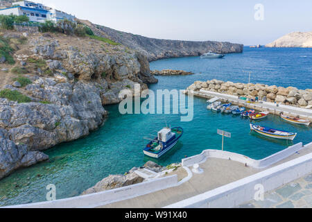 Kleiner Hafen mit bunten Fischerbooten und das türkisfarbene Meer Wasser in Sunflower Village in Antikythera Insel in Griechenland Stockfoto