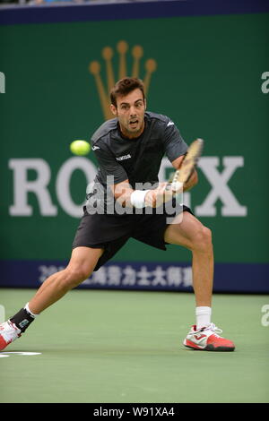 Spains Marcel Granollers gibt den Ball bei einem Match gegen Serbias Novak Djokovic für das Shanghai Masters Tennis Turnier am Qizhong Fore Stockfoto