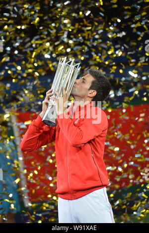 Novak Djokovic aus Serbien küsst seine Trophäe bei der Preisverleihung des Shanghai Masters Tennis Turnier bei Qizhong Wald Sport City Tennis Ce Stockfoto