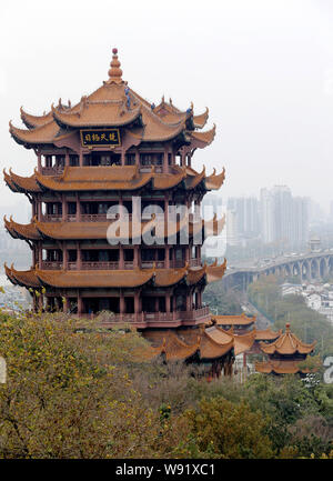 Blick auf die Yellow Crane Tower, auch als Huanghelou oder Huanghe Pavillon, in Wuhan City bekannt, Zentrale China Provinz Hubei, 27. November 2013. Die ce Stockfoto