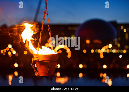 PARIS, Frankreich, 19. Juli 2019: Die carabosse Unternehmen durchgeführt, ein gigantisches Feuer Installation im Park von La Villette, Paris. Stockfoto