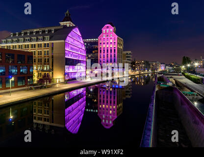 PANTIN, Frankreich - 8 April 2019: Pantin alten Mühlen bei Nacht ("Grands Moulins de Paris" im Französischen) auf Ourcq Canal widerspiegelt. Stockfoto