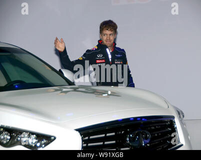 Deutsche F1-Rennfahrer Sebastian Vettel Red Bull Racing Wellen während der Werbeaktion von Infiniti in Shanghai, China, 10. April 2013 statt. Stockfoto