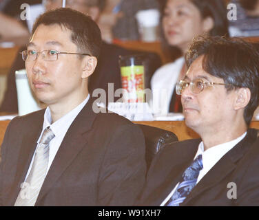 ---- Gou Shou-Cheng, Gründer und Vorsitzender von Serenity Entertainment International Co., Ltd., der älteste Sohn von Taiwanesischen tycoon Terry Gou, Links, besuchen Stockfoto