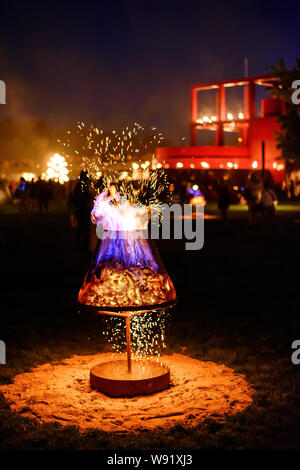 PARIS, Frankreich, 19. Juli 2019: Die carabosse Unternehmen durchgeführt, ein gigantisches Feuer Installation im Park von La Villette, Paris. Stockfoto