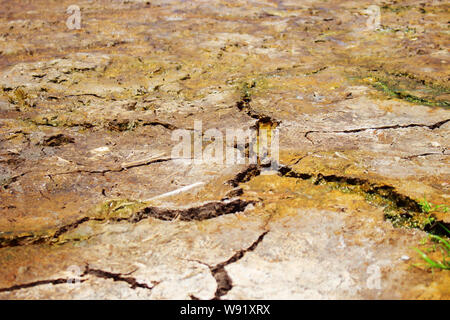 Braune trockene und rissige Erde Hintergrund bei niedrigen Engel Stockfoto