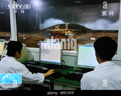 In diesem TV-Greifer am 27. Oktober 2013 übernommen, chinesische Wissenschaftler prüfen ein Mond Rover für China neue Mondsonde Mission an der Xichang Satellitenstart Cent Stockfoto