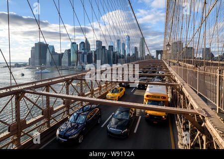 New York, USA - Januar 24, 2018: viel Verkehr von der Brooklyn Bridge und Manhattan Skyline im Hintergrund. Stockfoto