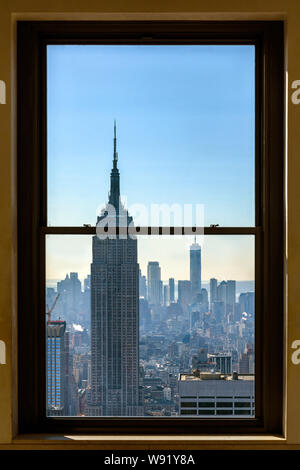 NEW YORK (Manhattan), USA: Januar 26, 2018: Manhattan Skyline Blick durch ein Fenster auf der Oberseite des Rockefeller Center. Stockfoto