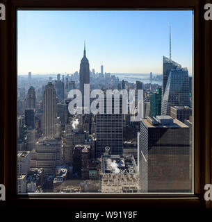 NEW YORK (Manhattan), USA: Januar 26, 2018: Manhattan Skyline Blick durch ein Fenster auf der Oberseite des Rockefeller Center. Stockfoto