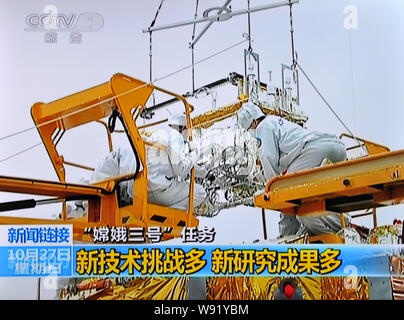 In diesem TV-Greifer am 27. Oktober 2013 übernommen, chinesische Wissenschaftler untersuchen und einen Mond Rover für China neue Mondsonde Mission an der Xichang Sat-test Stockfoto