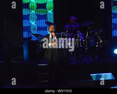 Spanische Sänger Julio lglesias führt während seines vocal Konzert in Shanghai, China, 14. April 2013. Stockfoto