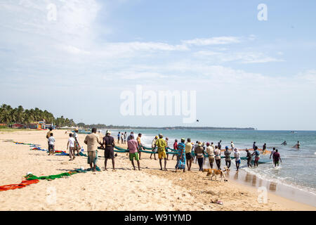 Fischer bei Uppuveli Strand in Trincomalee, Sri Lanka Stockfoto