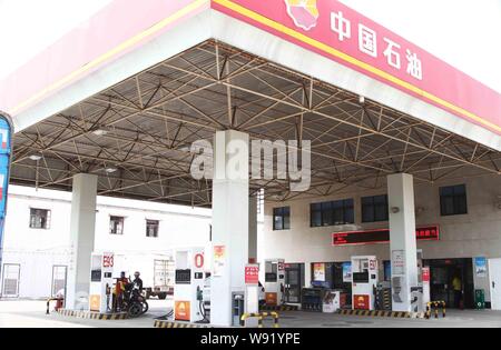 ---- Blick auf eine Tankstelle in der China National Petroleum Corporation (CNPC), Xuchang, Zentrale China Provinz Henan, 30. April 2013. China Nation Stockfoto