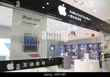 ---- Blick von einem autorisierten Store von Apple im Xuchang, Zentrale China Provinz Henan, 30. April 2013. Apple hat angewandte iWatch als Tr zu registrieren. Stockfoto