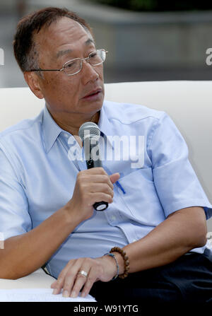 --FILE - Terry Gou, Vorstandsvorsitzender der Hon Hai Precision Industry Co., Ltd. und die Foxconn Technology Group, spricht während einer Pressekonferenz in Guiyang, southwe Stockfoto