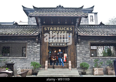 ------ Kunden, die eine Filiale von Starbucks Kaffee in Chengdu City, West China Provinz Sichuan, 7. Dezember 2012. Nach den neuesten Stati Stockfoto
