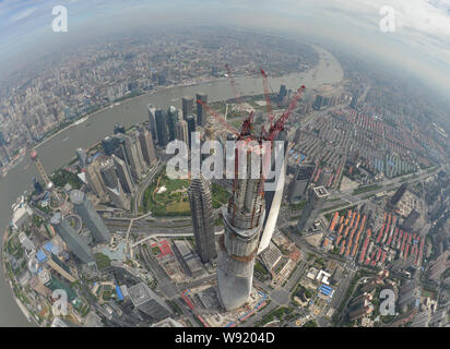 Luftaufnahme der überstieg, Shanghai Tower, dem höchsten, neben anderen Wolkenkratzern und Hochhäusern in der Lujiazui Finanzviertel in Pudong, Stockfoto