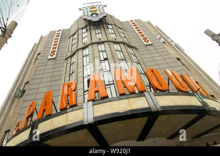 Worms Eye View des Paramount Halle in Shanghai, China, 15. Januar 2013. Shanghai plant, die Paramount Hall, ein Symbol der kolonialen Vergangenheit zu drehen, ich Stockfoto