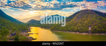 Schöne Aussicht auf den See bei Sonnenuntergang. Panorama Landschaft Stockfoto