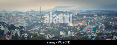 Die kleine Paris in Vietnam Da Lat Stadtbild. Kopie des Eiffelturms auf Hintergrund. Blick vom Berg von Dalat, Vietnam. Hochauflösende panorama Stockfoto