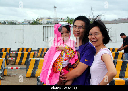 ---- Eine chinesische Paare und ihre einzige Tochter abgebildet am Meer in Shenzhen, China Guangdong Provinz, 22. September 2013. China Stockfoto