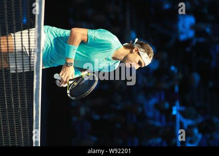 Rafael Nadal aus Spanien wird dargestellt, während der Mens Singles im Halbfinale von 2013 ATP World Tour Finale gegen Roger Federer von der Schweiz in London Stockfoto