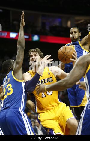 Pau Gasol der Los Angeles Lakers, Mitte, Herausforderungen Draymond Grün der Golden State Warriors, Links, während einer 2013-2014 NBA preseason Spiel in Shanghai. Stockfoto