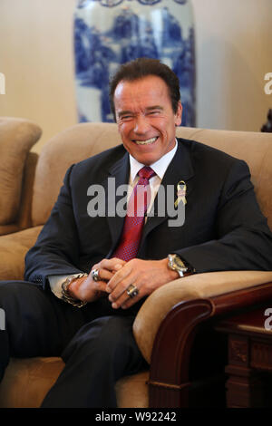 Schauspieler und frühere kalifornische Gouverneur Arnold Schwarzenegger lacht während seines Besuchs in XiAn City, North China Provinz Shaanxi, 5. Dezember 2013. Stockfoto