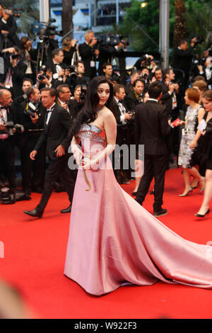 Chinesische Schauspielerin Fan Bingbing, front, Posen auf dem roten Teppich, wie sie für die Eröffnungsfeier der 66. Internationalen Filmfestspiele von Cannes kommt ein Stockfoto