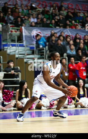 Gilbert Arenas der Shanghai Sharks dribbelt gegen den Xinjiang Flying Tigers in der 22. Runde während der CBA-Saison 2012/2013 in Shangha Stockfoto