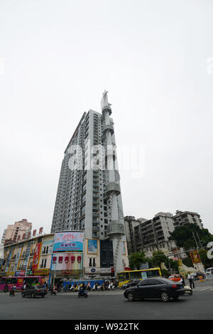 Blick auf eine Rakete-förmigen Gebäude in Nanning, China Guangxi Zhuang autonomen Region, 18. November 2013. Ein Gebäude in Nanning, China Gu Stockfoto