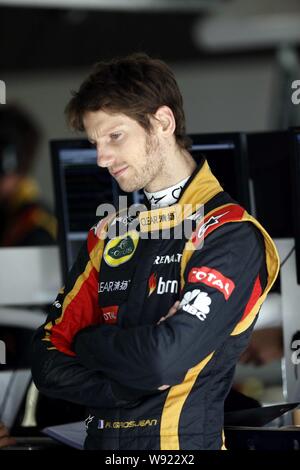 Lotus Fahrer Romain Grosjean der Französischen entspannt vor dem ersten Training auf dem Shanghai International Circuit in Vorbereitung auf die bevorstehende Stockfoto