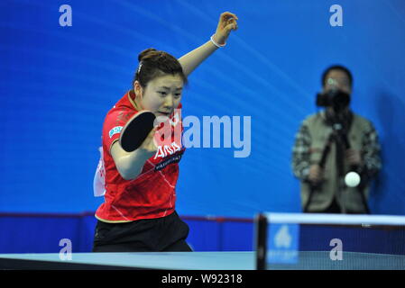 Ai Fukuhara von Japan gibt einen Schuß zu Kristin Silbereisen Deutschlands in ihrer Frauen singles Match während der ITTF World Team Classic 2013 in Guangzh Stockfoto