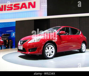 ---- Ein Auto ist mit einem Stand von NISSAN bei der Internationalen Automobil Ausstellung in Shanghai, China, 27. April 2011 angezeigt. Nissan Motor Co., Ltd. Stockfoto
