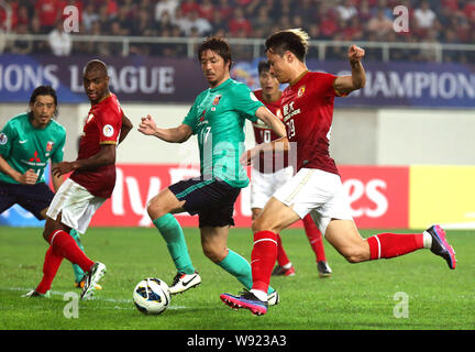 Gao Lin China Guangzhou Evergrande, rechts, Herausforderungen Mitsuru Nagata, zweite rechts, der Japans Urawa Red Diamonds während ihrer Gruppe F erste Runde Stockfoto