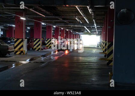 Tscheljabinsk, Russland - August 2019: Parkplatz in der Tiefgarage des Einkaufszentrums. Parken Tiefgarage, industrielle Innenraum, Parkplatz lanes Stockfoto