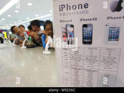 - - - - Junge chinesische Kunden versuchen, iPhone Smartphones in einem Apple Store in Xuchang, Zentrale China Provinz Henan, 25. August 2013. Apple Inc. C Stockfoto