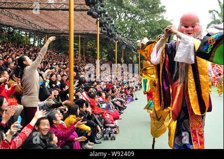 Besucher sehen Sie traditionelle Leistung während des Spring Festival Urlaub in Splendid China Folk Culture Village in Shenzhen City, South China Guang Stockfoto