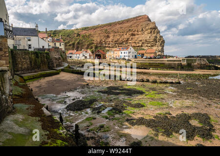 06/08/2019 Staithes, North Yorkshire, uk Staithes ist ein Dorf am Meer in der Scarborough Borough von North Yorkshire, England. Easington und Roxby Bec Stockfoto