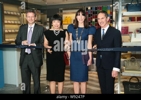 Samantha Cameron, zweite rechts, Frau des britischen Premierministers David Cameron, Lächeln, als sie das Farbband Schnitte an einer Zeremonie für britische Fa Stockfoto
