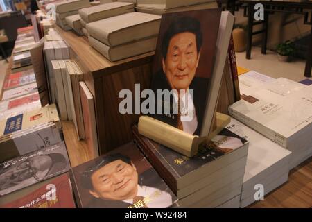 ---- Kopien des Buches, Zhu Rongji Rede erfassen, sind für den Verkauf an einer Buchhandlung in Wuhan City, Central China Provinz Hubei, 11. März 2012. Forme Stockfoto