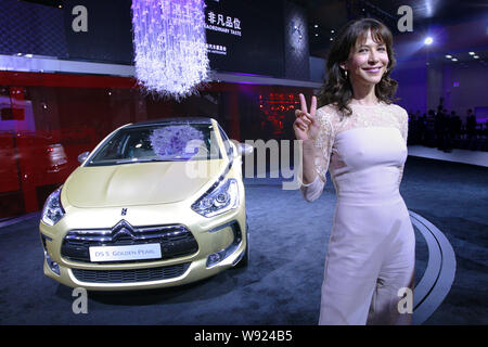 Die französische Schauspielerin Sophie Marceau stellt mit einem changan PSAs Citroen DS 5 Goldene Perle während des 11 China (Guangzhou) Internationale Automobil Ausstellung Stockfoto